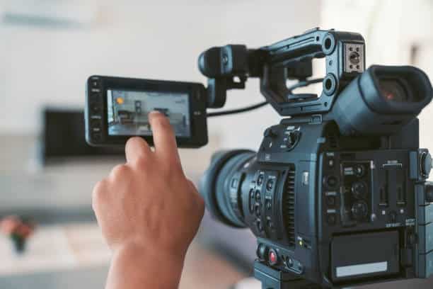 Producción audiovisual: Fases y consejos básicos que debes conocer camarografo profesional audiovisual Cámara profesional producción audiovisual