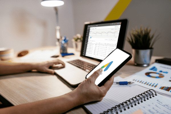 Publicidad en Google: ¿Qué es Google Ads y cómo funciona? hombre metricas campanas google ads agencia Hombre revisando campañas en google ads