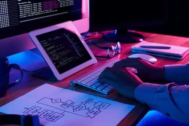 Desarrollo web: ¿Qué son y para qué sirven los códigos UTM? persona programando que es desarrollo web amd Persona programando que es desarrollo web amd