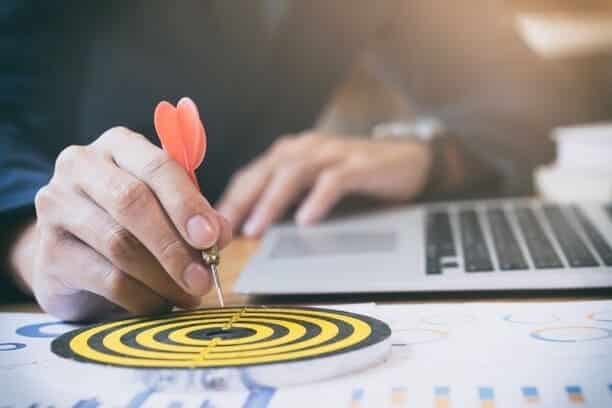 Hombre con diana y métricas marketing digital Estrategias growth hacking tradicional