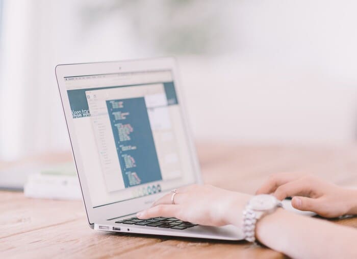 Descubre todo lo que no sabías sobre las estrategias de Email Marketing mailing marketing bogota Revisando correos masivos