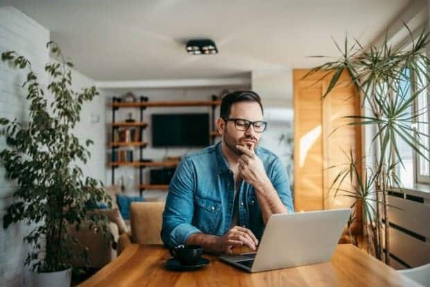 Buscando que es inbound marketing Hombre buscando que es inbound marketing