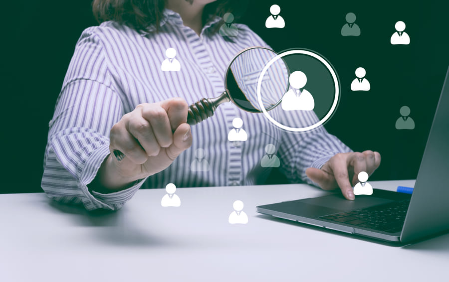 10 estrategias de marketing online para impulsar tu negocio en línea mujer traje sienta mesa trabaja computadora Atraer clientes potenciales